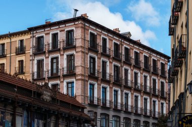 Madrid, İspanya - 24 Şubat 2024: San Miguel Pazarı ve San Miguel Caddesi, Madrid. Tipik sokak restoranları meşhurdur.