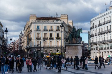 Madrid, İspanya - 24 Şubat 2024: Puerta del Sol Meydanı, Madrid. Yoldan geçen turist kalabalığı