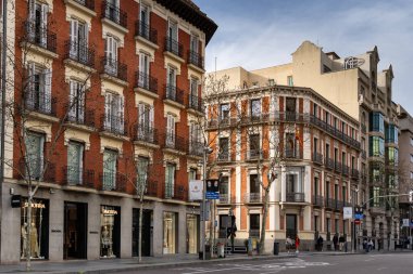 Madrid, İspanya - 17 Mart 2024: Salamanca Bölgesi 'nde Serrano Caddesi' nde Balkonlu Eski Lüks Konut Binaları