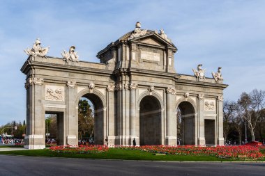 Madrid, İspanya - 17 Mart 2024: Plaza de la Independencia 'daki Puerta de Alcala Neo-klasik kapısı. Yeni restore edilmiş ikonik anıt