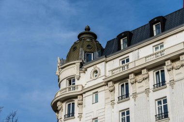 Madrid, İspanya - 17 Mart 2024: Ünlü ve lüks Ritz otelinin dış görünüşü