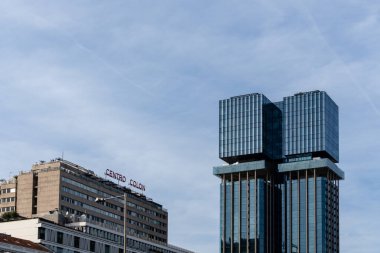 Madrid, İspanya - 17 Mart 2024: Kolon Kuleleri Madrid 'deki Plaza of Colon' da yenileniyor
