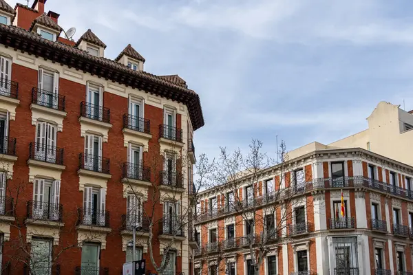 Madrid Spanien März 2024 Alte Luxuswohnhäuser Mit Balkon Der Serrano lizenzfreie Stockfotos