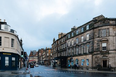 Edinburgh, İngiltere - Aralık 2023: Edinburgh şehri yağmurlu bir gün.