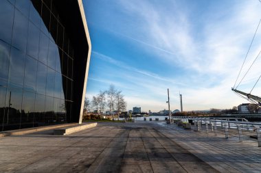 Glasgow, İngiltere - 6 Aralık 2023: Glasgow, İskoçya 'nın Yorkhill bölgesinde Zaha Hadid Architect' in Riverside Müzesi. Ulaşım Müzesi