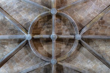 Rönesans Biçiminde taş tırtıklı kasanın tam altında.