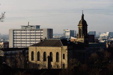 Glasgow şehri sisli bir sabah. Glasgow Mezarlığından Görünüm