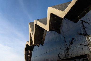 Glasgow, İngiltere - 6 Aralık 2023: Glasgow, İskoçya 'nın Yorkhill bölgesinde Zaha Hadid Architect' in Riverside Müzesi. Ulaşım Müzesi