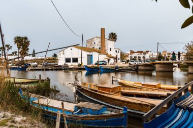 El Palmar, İspanya - 24 Mart 2024: Doğal Park Albufera 'daki El Palmar köyünde geleneksel ahşap kayıklar