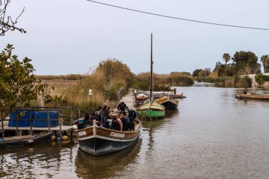 El Palmar, İspanya - 24 Mart 2024: Doğal Park Albufera 'daki El Palmar köyünde geleneksel ahşap kayıklar