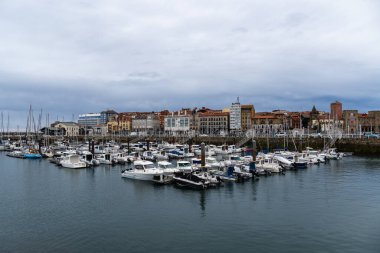 Gijon, İspanya - 28 Mart 2024: Gijon, Asturias Limanı, bulutlu bir gün