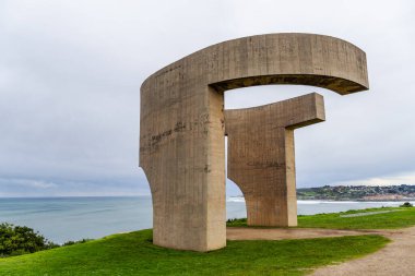 Gijon, İspanya - 28 Mart 2024: Elogio del Horizonte veya Bask sanatçısı Eduardo Chillida 'nın denize bakan beton heykelini övmek. Santa Hill 'deki şehrin bir sembolü.