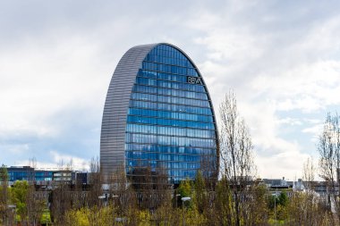 Madrid, İspanya - 31 Mart 2024: Las Tablas 'taki BBVA Bank Genel Merkezi. La Vela binası