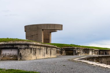 Gijon, İspanya - 28 Mart 2024: Elogio del Horizonte veya Bask sanatçısı Eduardo Chillida 'nın denize bakan beton heykelini övmek. Santa Hill 'deki şehrin bir sembolü.