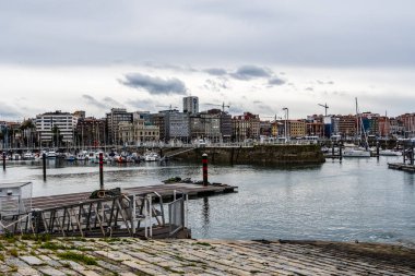 Gijon, İspanya - 28 Mart 2024: Gijon, Asturias Limanı, bulutlu bir gün