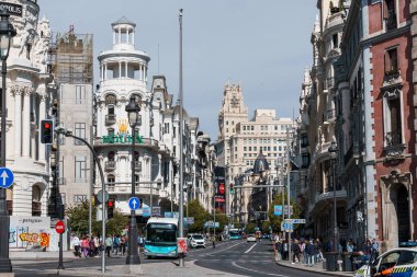 Madrid, İspanya - 19 Mayıs 2024: Orta Madrid 'de Gran Via Caddesi.