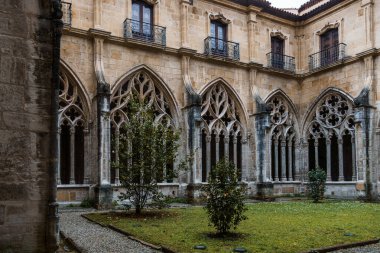 Oviedo, İspanya - 27 Mart 2024: Oviedo Gotik Katedrali. San Salvador Katedrali manastırı.