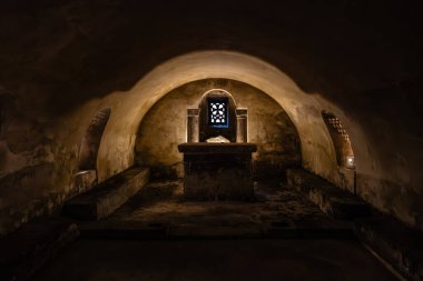 Oviedo, İspanya - 27 Mart 2024: Oviedo Gotik Katedrali. Katedralin mahzeni.