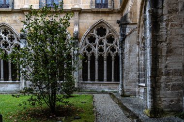 Oviedo, İspanya - 27 Mart 2024: Oviedo Gotik Katedrali. San Salvador Katedrali manastırı.