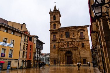 Oviedo, İspanya - 27 Mart 2024: Yağmurlu bir bahar günü Oviedo şehri. Anayasa Meydanı
