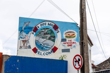 Moinhos, Portekiz - 8 Temmuz 2022: Azores 'deki Sao Miguel adasında Praia Dos Moinhos' un işareti.
