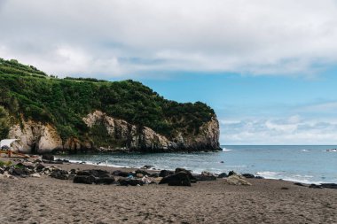 Moinhos, Portekiz - 8 Temmuz 2022: Azores 'teki Sao Miguel adasındaki Moinhos Plajı.