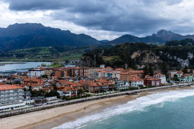 Ribadesella, İspanya - 27 Mart 2024: Ribadesella Panoramik. Asturias 'taki Ribadesella turistik kasaba ve plajı