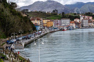 Ribadesella, İspanya - 27 Mart 2024: Ribadesella Panoramik. Asturias 'taki Ribadesella turistik kasaba ve plajı