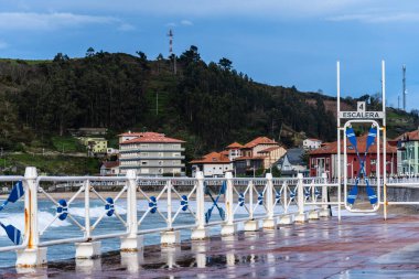 Ribadesella, İspanya - 27 Mart 2024: Ribadesella Panoramik. Asturias 'taki Ribadesella turistik kasaba ve plajı