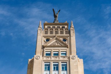 Madrid, İspanya - 19 Mayıs 2024: Alcala Caddesi 'ndeki 23 numara, La Union ve Fenix' in ünlü binası, Madrid 'in ilk gökdelenlerinden biri, eski sigorta merkezinin karargahı olacak.