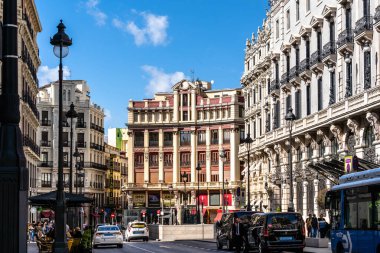 Madrid, İspanya - 19 Mayıs 2024: Madrid 'de Sevilla Caddesi manzarası. Four Seasons Lüks Oteli. Canalejas Meydanı