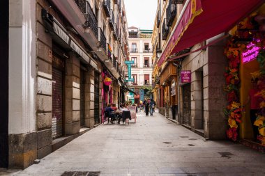 Madrid, İspanya - 19 Mayıs 2024: Madrid 'in eski tarihi merkezinde yaya sokağı. Cadiz Caddesi