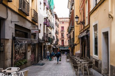 Madrid, İspanya - 19 Mayıs 2024: Madrid 'in eski tarihi merkezinde yaya sokağı. Barselona Caddesi
