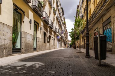 Madrid, İspanya - 19 Mayıs 2024: Madrid 'in Chueca semtinde Libertad Caddesi. Cobblestone Caddesi.