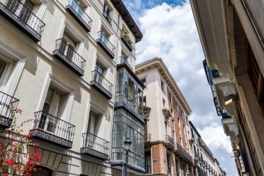 Madrid, İspanya - 19 Mayıs 2024: Madrid şehir merkezinde balkonları olan eski konut binaları