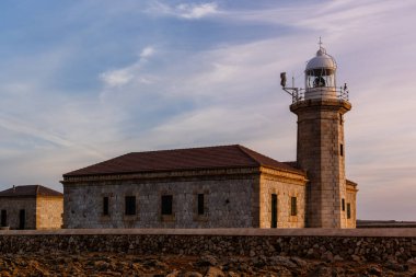 Ciutadella, İspanya - 13 Mayıs 2024: Punta Nati Deniz Feneri Gün batımında