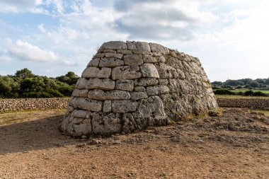 Ciutadella, İspanya - 14 Mayıs 2024: Es Tudonss 'lu Naveta Balear' ın Menorca adasındaki en dikkate değer megalitik oda mezarı.
