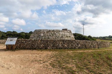 Ciutadella, İspanya - 14 Mayıs 2024: Es Tudonss 'lu Naveta Balear' ın Menorca adasındaki en dikkate değer megalitik oda mezarı.