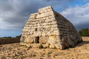 Ciutadella, İspanya - 14 Mayıs 2024: Es Tudonss 'lu Naveta Balear' ın Menorca adasındaki en dikkate değer megalitik oda mezarı.