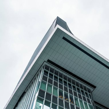 Tokyo, Japonya - 08 Ağustos 2024: Toranomon Hills bölgesinde gökyüzüne karşı ofis binalarının alçak açılı görünümü.