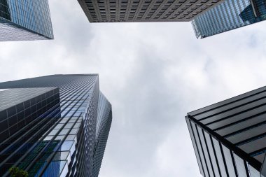 Tokyo, Japonya - 08 Ağustos 2024: Toranomon Hills bölgesinde gökyüzüne karşı ofis binalarının alçak açılı görünümü.