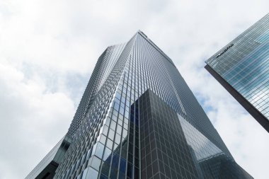 Tokyo, Japonya - 08 Ağustos 2024: Toranomon Hills bölgesinde gökyüzüne karşı ofis binalarının alçak açılı görünümü.