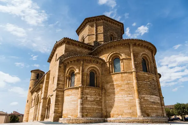 İspanya, Palencia 'daki San Martin of Fromista' nın Romanesk kilisesi. Dış Görünüm