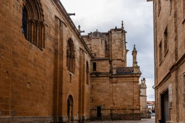İspanya 'nın tarihi Ciudad Rodrigo kasabasındaki Aziz Mary Katedrali..