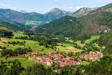 Cantabria 'nın geleneksel küçük bir köyü olan Carmona' nın manzarası. İspanya 'nın en güzel köylerinden biri.