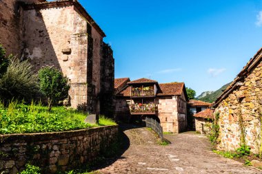 Cantabria 'nın geleneksel küçük bir köyü olan Carmona' nın manzarası. İspanya 'nın en güzel köylerinden biri.