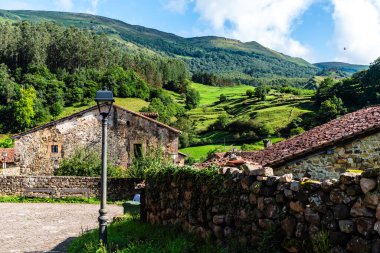 Cantabria 'nın geleneksel küçük bir köyü olan Carmona' nın manzarası. İspanya 'nın en güzel köylerinden biri.
