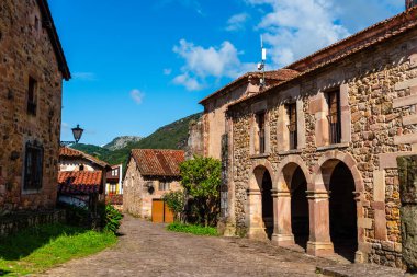 Cantabria 'nın geleneksel küçük bir köyü olan Carmona' nın manzarası. İspanya 'nın en güzel köylerinden biri.