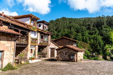 Cantabria 'nın geleneksel küçük bir köyü olan Carmona' nın manzarası. İspanya 'nın en güzel köylerinden biri.