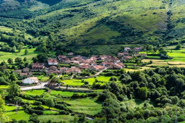 İspanya 'nın Saja-Nansa bölgesindeki Cantabria' nın geleneksel küçük bir köyü olan Tudanca 'nın manzarası. Tudanca 'lı Casona